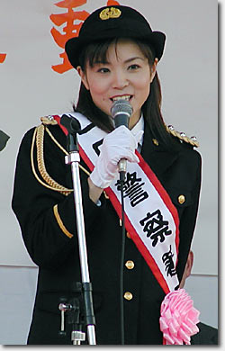 婦人警官姿の石原詢子さん