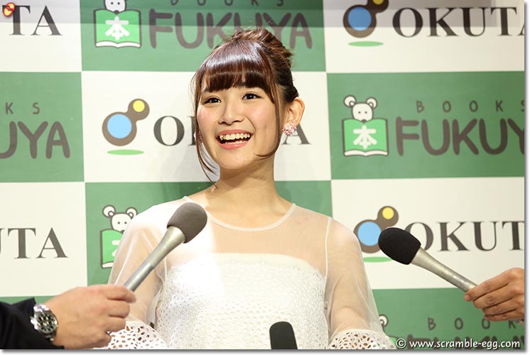 囲み会見の様子