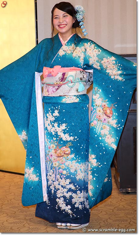 堀詩音 晴れ着写真