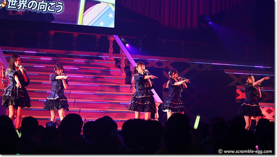 制服が邪魔をする 歌唱写真