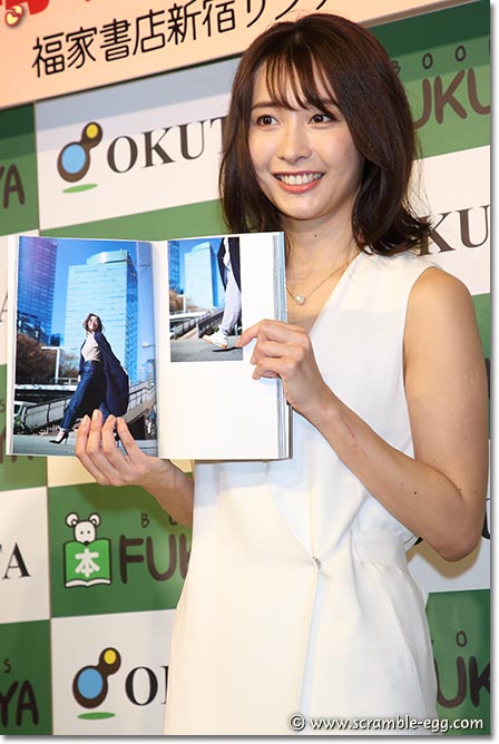 お気に入り写真を見せる山崎真実
