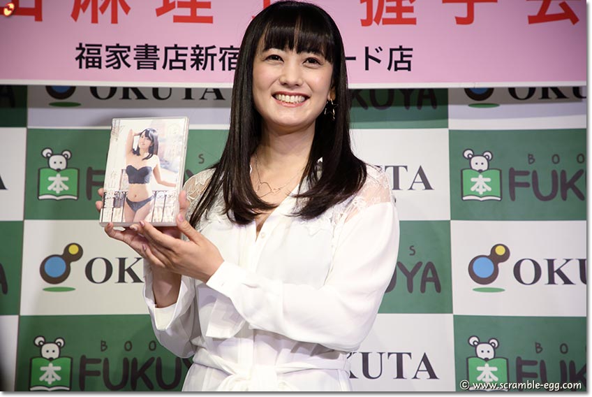 会見で質問に答える脊山麻理子さん