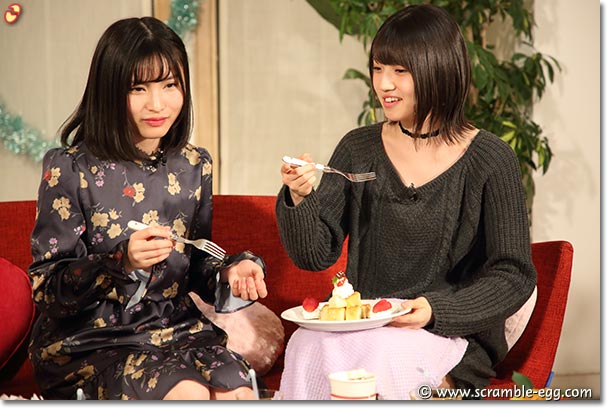 スイーツを食べる福岡聖菜、村山彩希