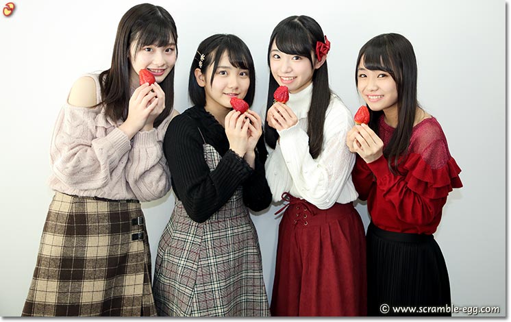 イチゴを持ってパシャリ