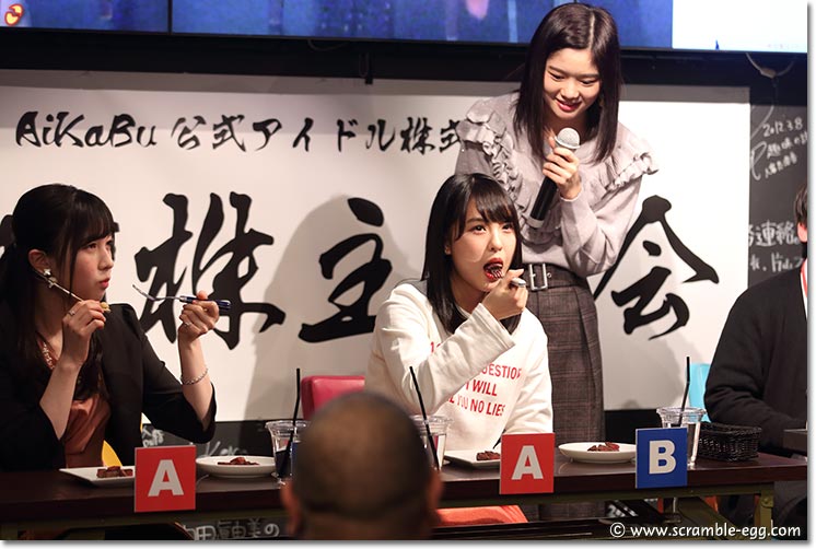 ステーキを食べる山田菜々美