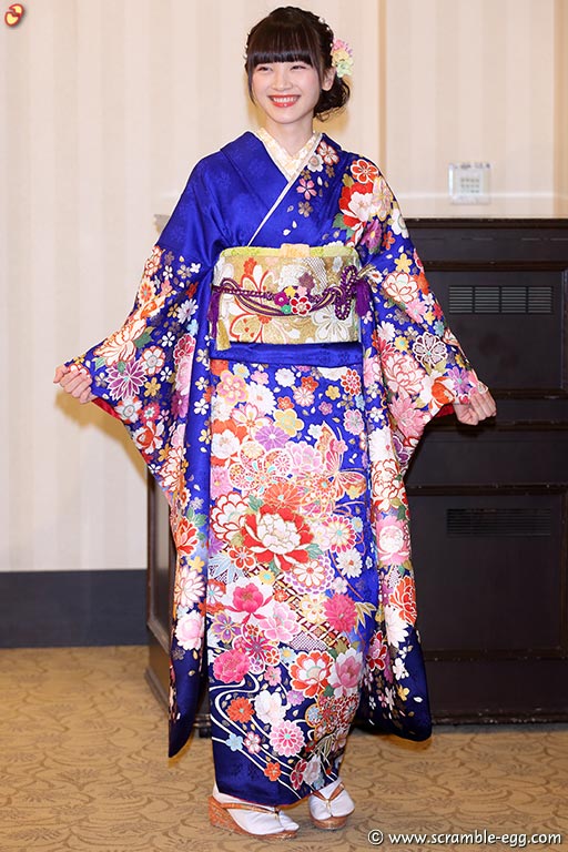 太野彩香の振り袖写真