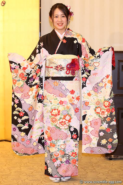 西村菜那子の振り袖写真