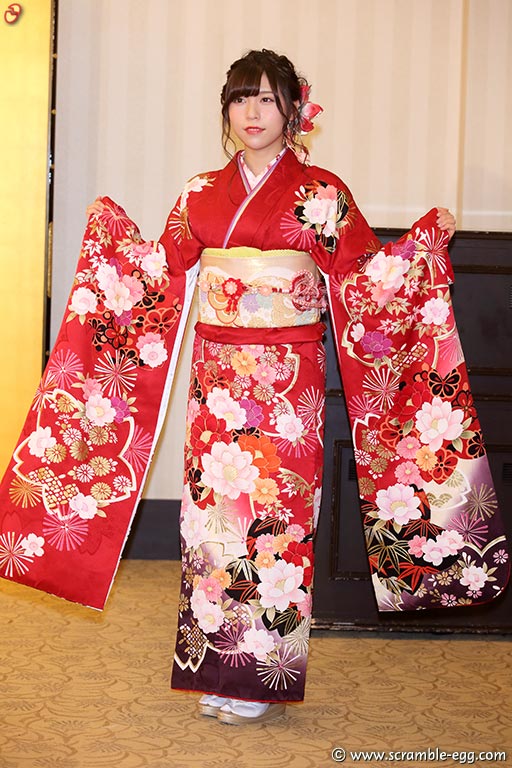 宮島亜弥の振り袖写真