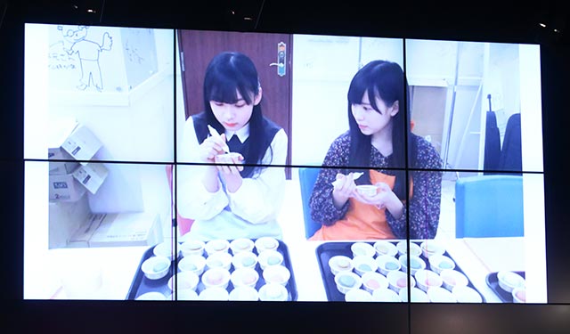 マカロンでをデコってる2人