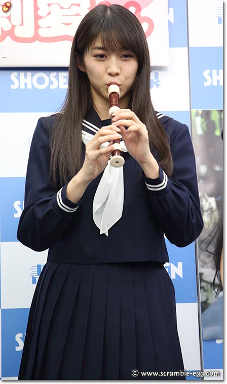 リコーダーを吹く牧野真莉愛