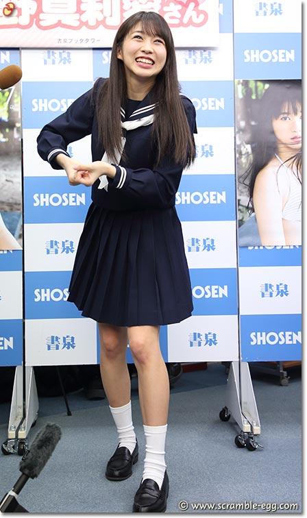 グラウンド整備をアピールする牧野真莉愛