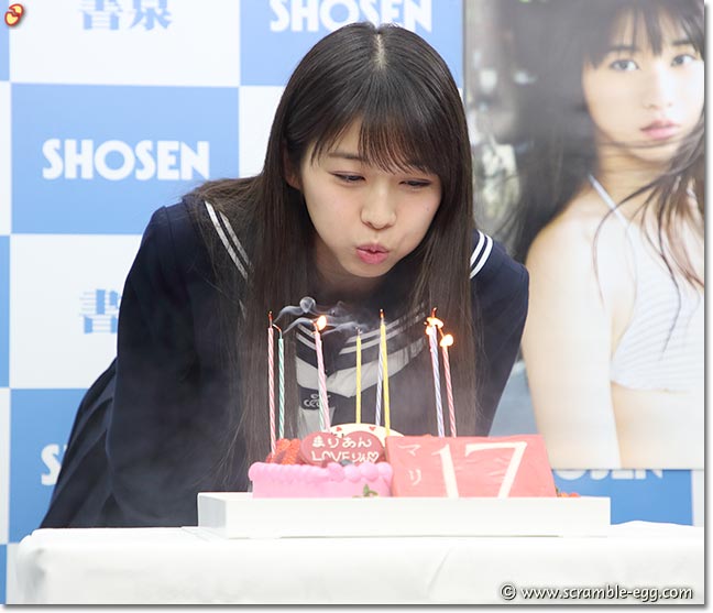 ケーキを吹き消す牧野真莉愛