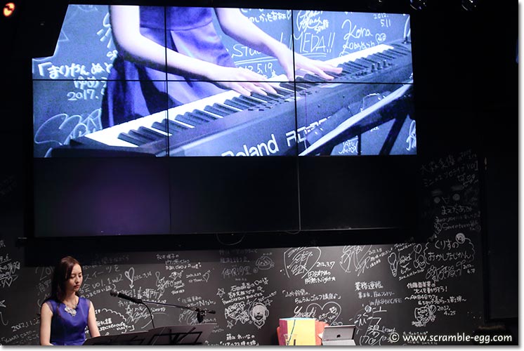 ピアノを弾く森保まどか