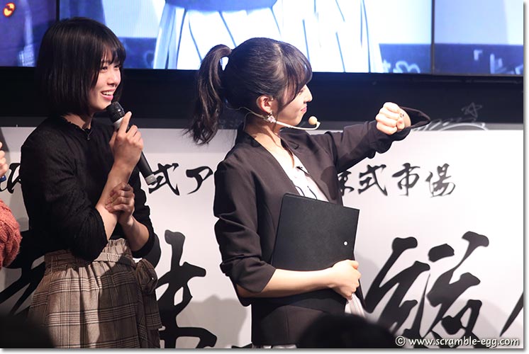 小栗有以が時計を見るしぐさ