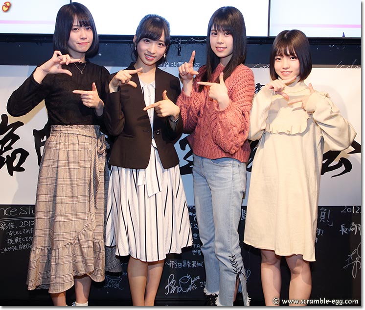 「撮っちゃう撮っちゃう」ポーズで左から小田えりな、小栗有以、吉川七瀬、髙橋彩音