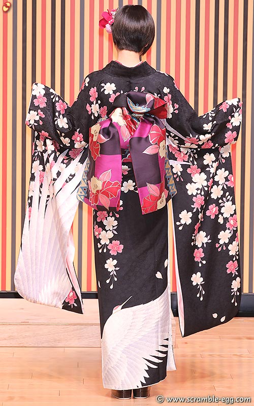 岡田梨奈 後ろ姿