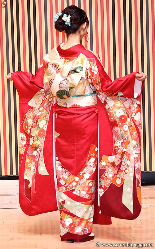 蒲地志奈 後ろ姿