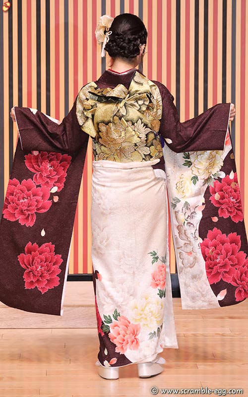 月足天音 後ろ姿