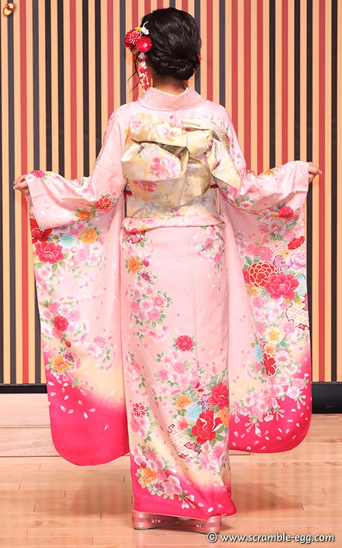 真下華穂後ろ姿