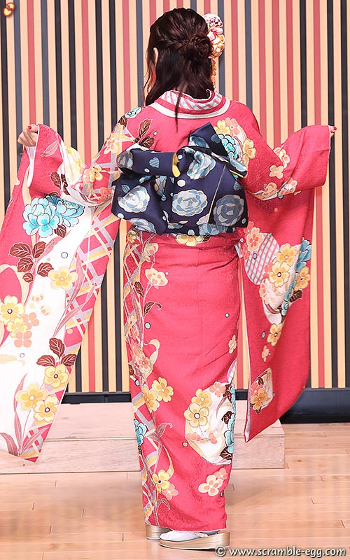 明石奈津子 後ろ姿