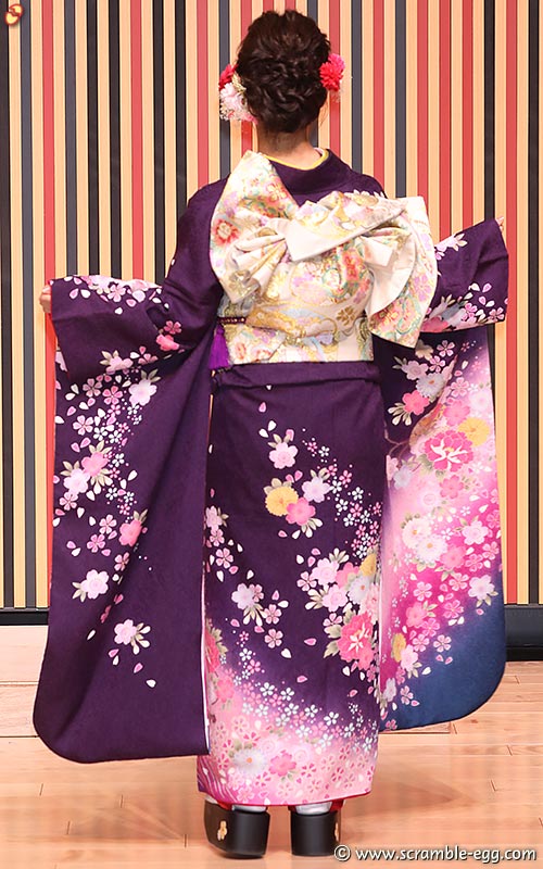 西満里奈 後ろ姿